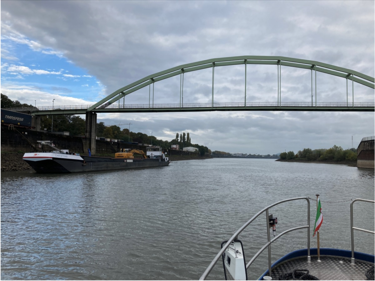 Köln-Niehl: Schiff prallt gegen Brücke – Autokran versinkt im Rhein