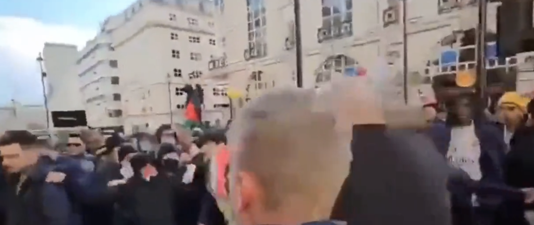 Britische Patrioten verprügeln Hamas-Anhänger!