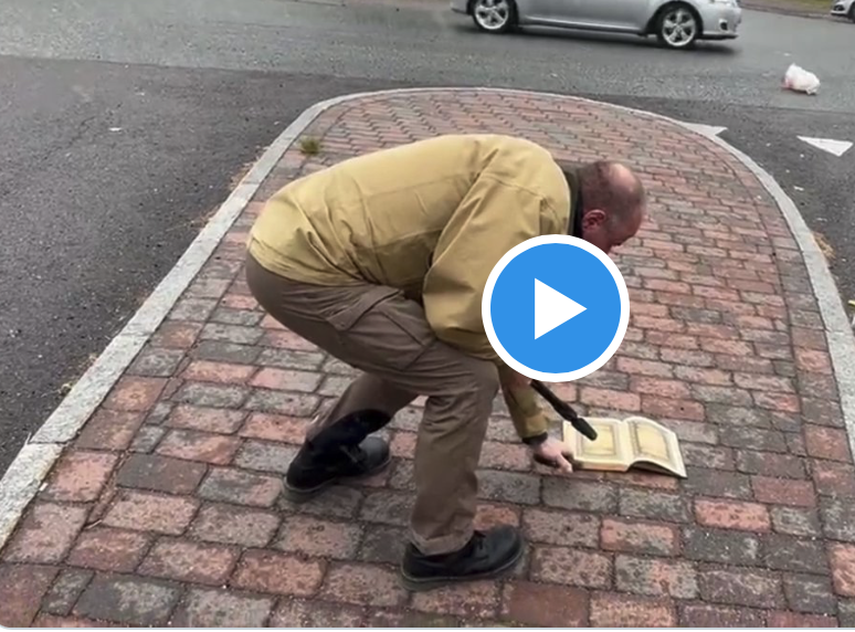 Provokation!!! Mann verbrennt Koran in der Nähe einer Moschee im Stadtteil Mortensrud in Oslo!