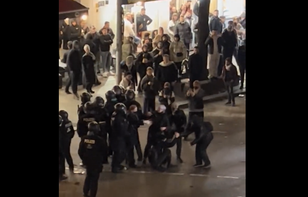 Pro-Hamas-Migranten sorgen für Chaos in Berlin. Eine Situation, die außer Kontrolle geraten ist. Angela Merkel wird glücklich und stolz darauf sein.