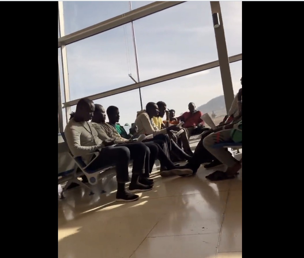 Illegale Einwanderer von Tunesien nach Teneriffa, von Teneriffa in Ihre Nachbarschaft in Europa. Ist das nicht eine Invasion? Dieser Wahnsinn muss gestoppt werden.