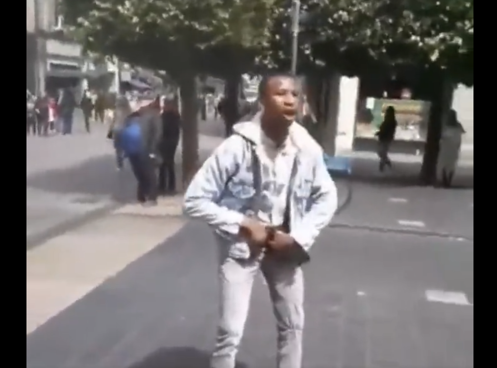Kulturelle Bereicherung in Dublin zeigt Penis!
