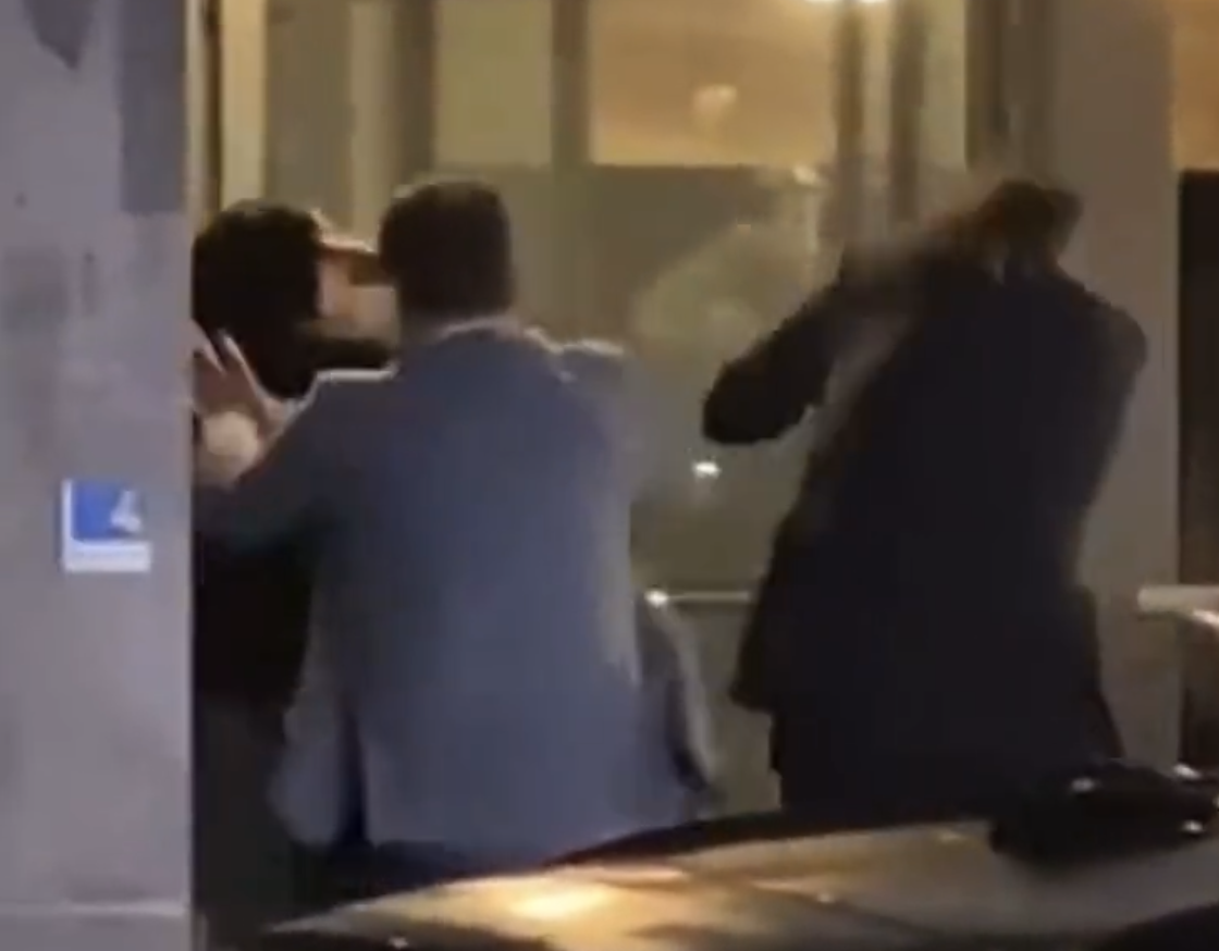 In Belgien wurde der Vorsitzende der niederländischen Anti-Einwanderungspartei (FvD) Thierry Baudet von einem Aktivisten, der sich als Antifaschist bezeichnete, angegriffen und auf den Kopf geschlagen.