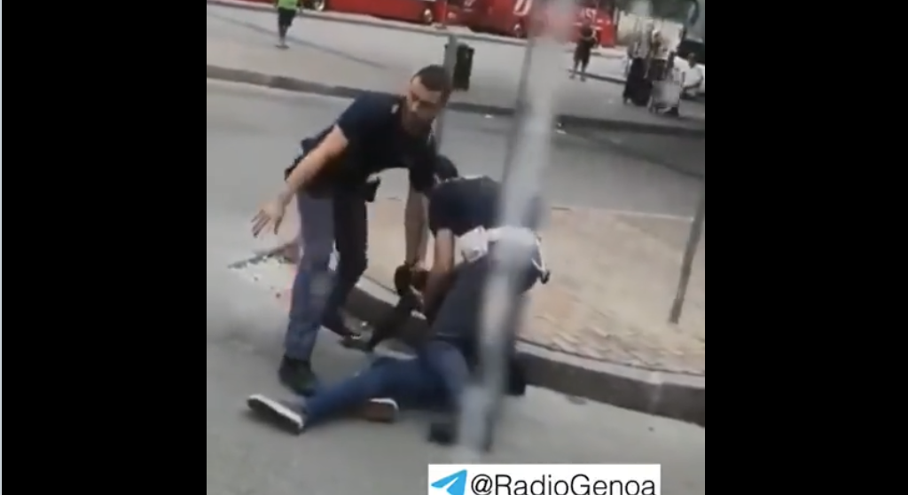 Die messerschwingende kulturelle Bereicherung wird von der italienischen Polizei neutralisiert. Gut gemacht!
