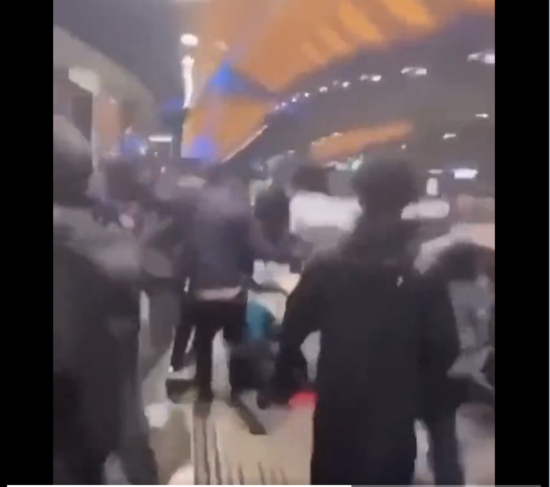 In Amsterdam greifen die üblichen Verdächtigen massenhaft einen wehrlosen Jungen an.