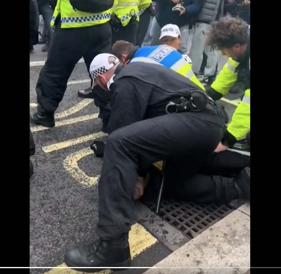 Ein pro-palästinensischer Mann ohrfeigt in London einen Polizeibeamten. Es scheint, dass die britische Polizei in letzter Zeit nicht in der Lage ist, mit solchen Situationen umzugehen. Sind Sie einverstanden?
