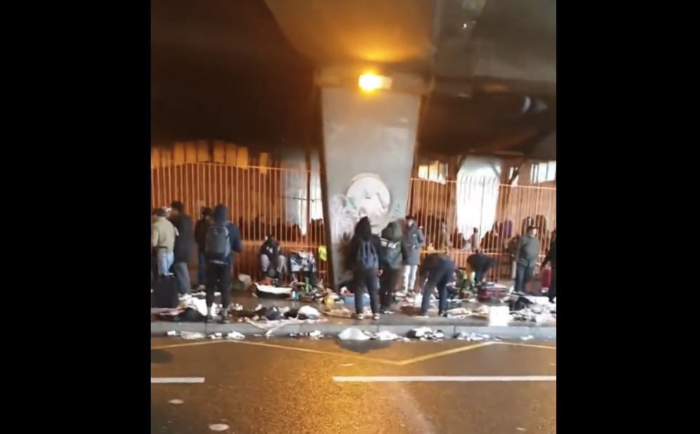 Tourist schockiert über das, was er in Paris sieht. Die wahllose und unkontrollierte Einwanderung schafft Chaos in europäischen Städten. Dieser Wahnsinn muss aufhören.