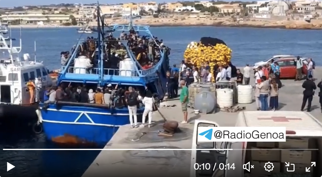 Italien unter Beschuss. Ein Boot mit 500 illegalen männlichen Einwanderern legt in Lampedusa an. Im Jahr 2023 kamen 180.000 in Italien an. Ist das nicht eine Invasion?