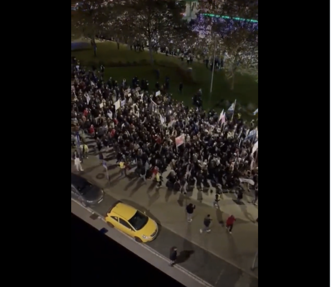 Deutschland, Einwanderer marschieren in Essen im Namen Allahs mit verbotenen Fahnen und die Polizei schaut nur zu!