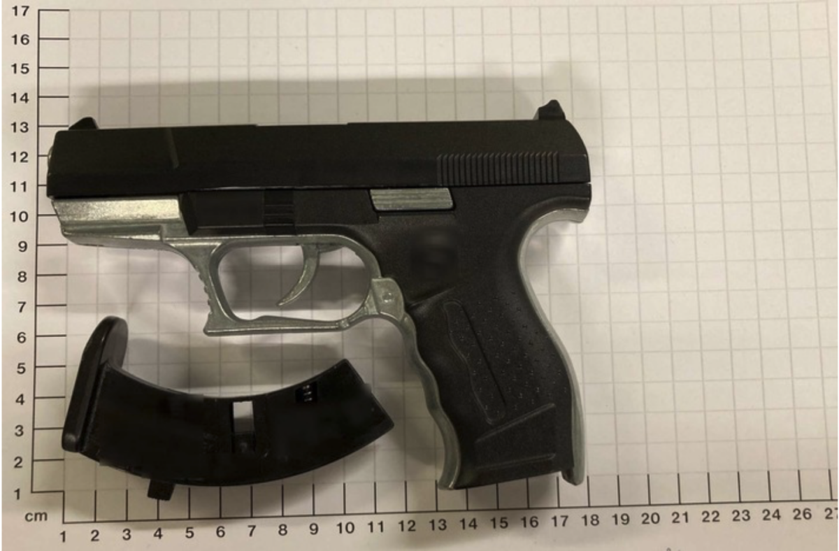 NRW: 14-Jähriger mit echt aussehender Pistole gestellt – Bundespolizei stellt Anscheinswaffe sicher!