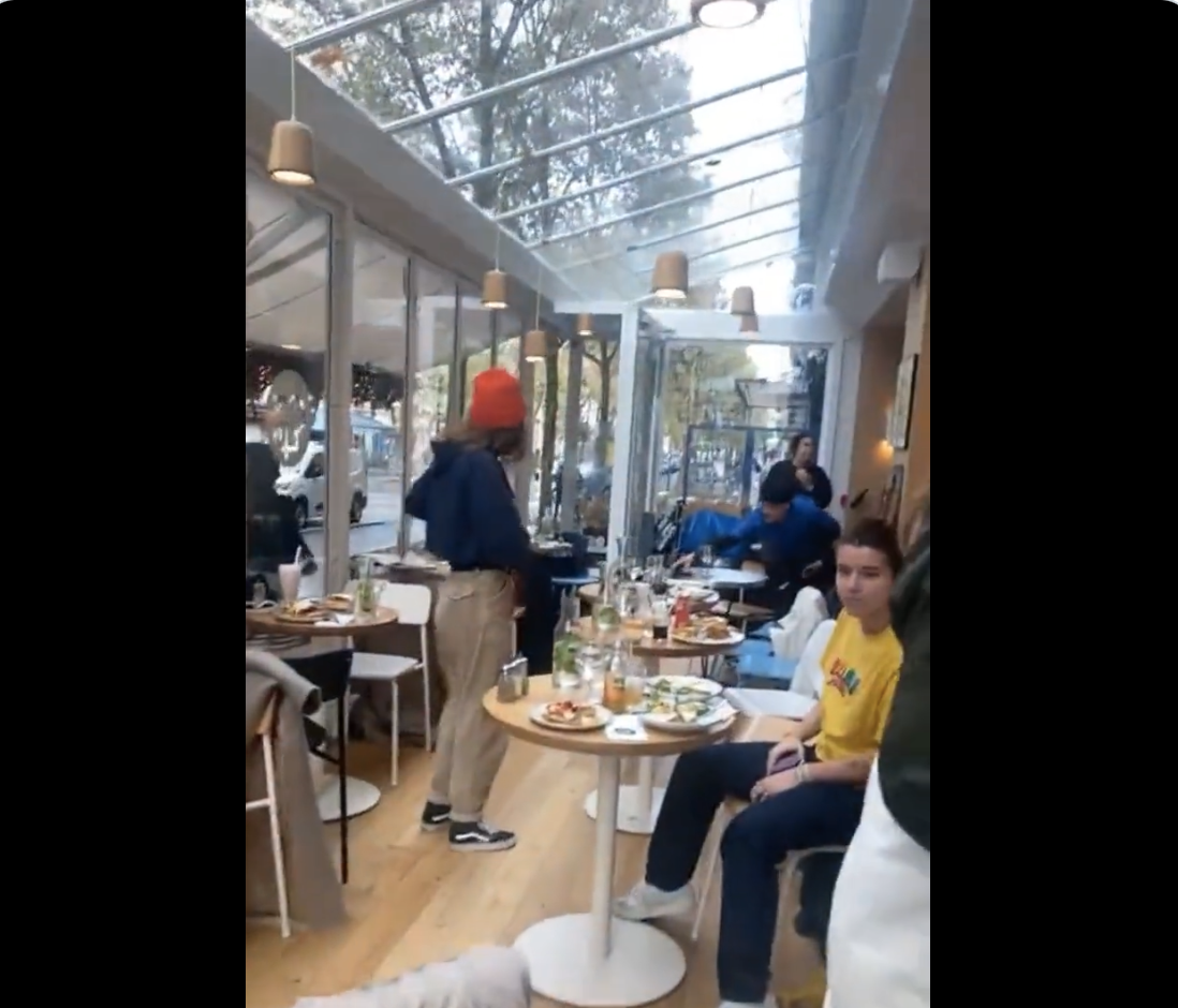 In einem Restaurant in Paris schlagen Kulturbereicherer plötzlich alle Fenster ein und lösen damit Panik unter den Gästen aus. Sie wollen das Chaos.