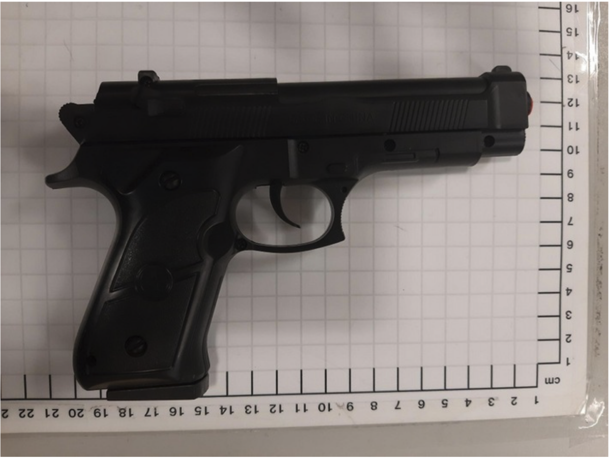 Mann richtet Waffe auf Reisende – Bundespolizei stellt Anscheinswaffe sicher!