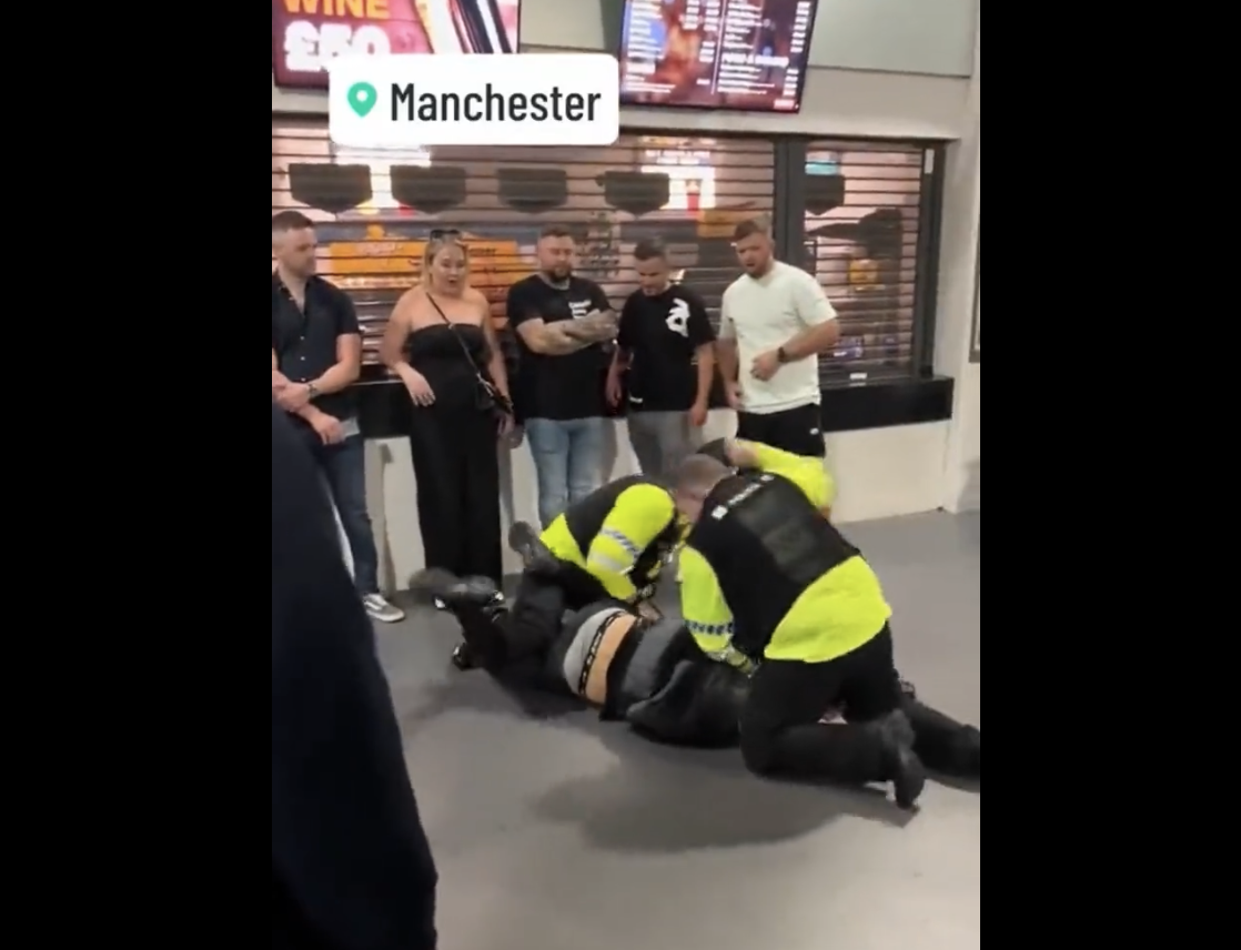 Facharbeiter und gleichzeitiger kultureller Bereicherer tritt einem Polizisten in den Kopf und wird niedergeschlagen. Sie wollen Chaos in Europa.