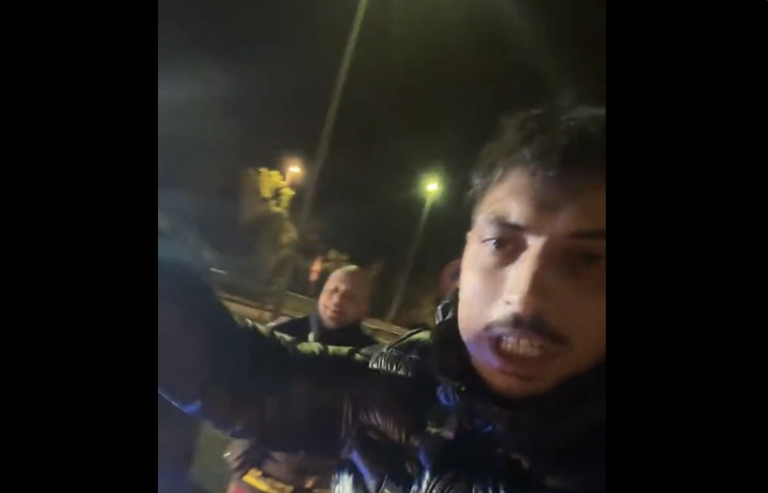 Ein tunesischer Muslim bezeichnet die italienischen Polizisten als „Tiere“, weil sie bei einer Kontrolle eine Frau höflich aufforderten, ihren Schleier abzulegen, um erkannt zu werden.