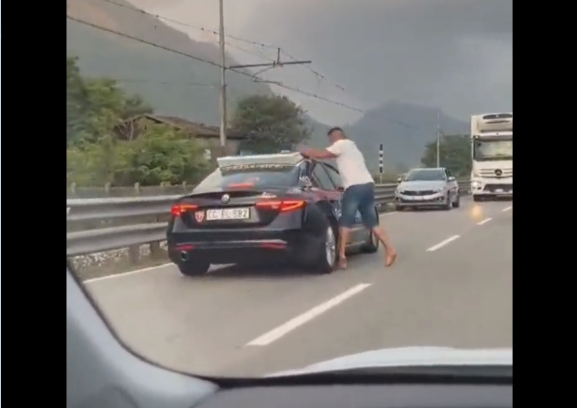 Kulturbereicherer zerstört das Auto der Carabinieri, um der Verhaftung zu entgehen. Kurz zuvor hatte er noch Steine auf Autos geworfen.