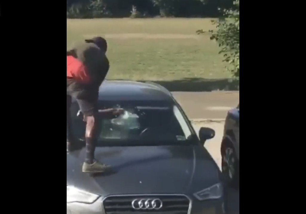 Sie hassen uns? Facharbeiter zerschlägt reihenweise Autoscheiben!