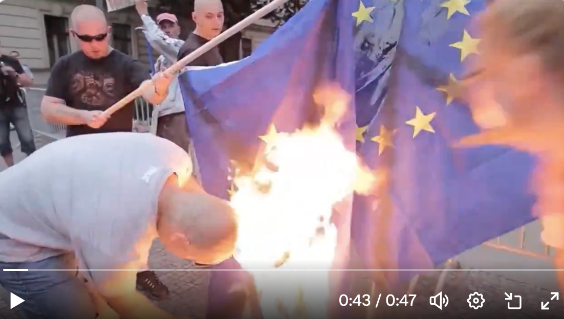 EU-Flagge abgefackelt! „Der Islam gehört nicht in die Tschechische Republik“! Patrioten, wollen keine illegalen Einwanderer!