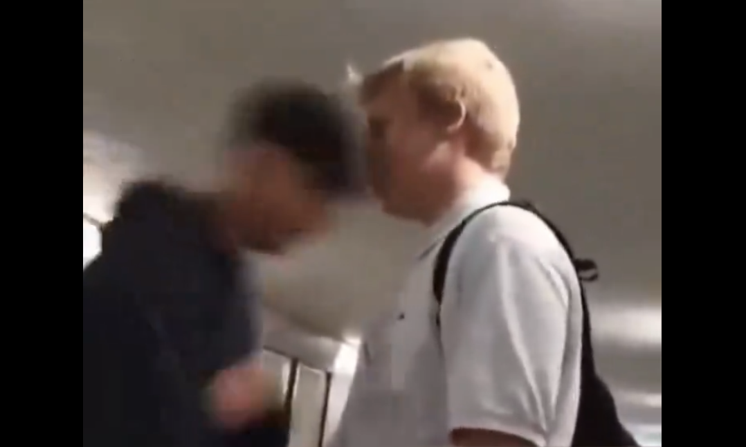 Facharbeiter und Kulturbereicherer gibt einem blonden Jungen eine Kopfnuss!