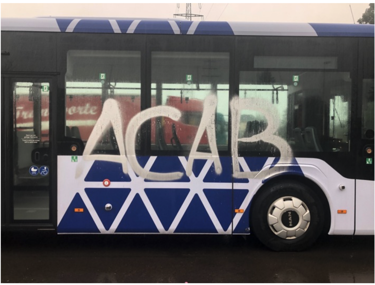 Auf Omnibus mit Graffiti ACAB besprüht!
