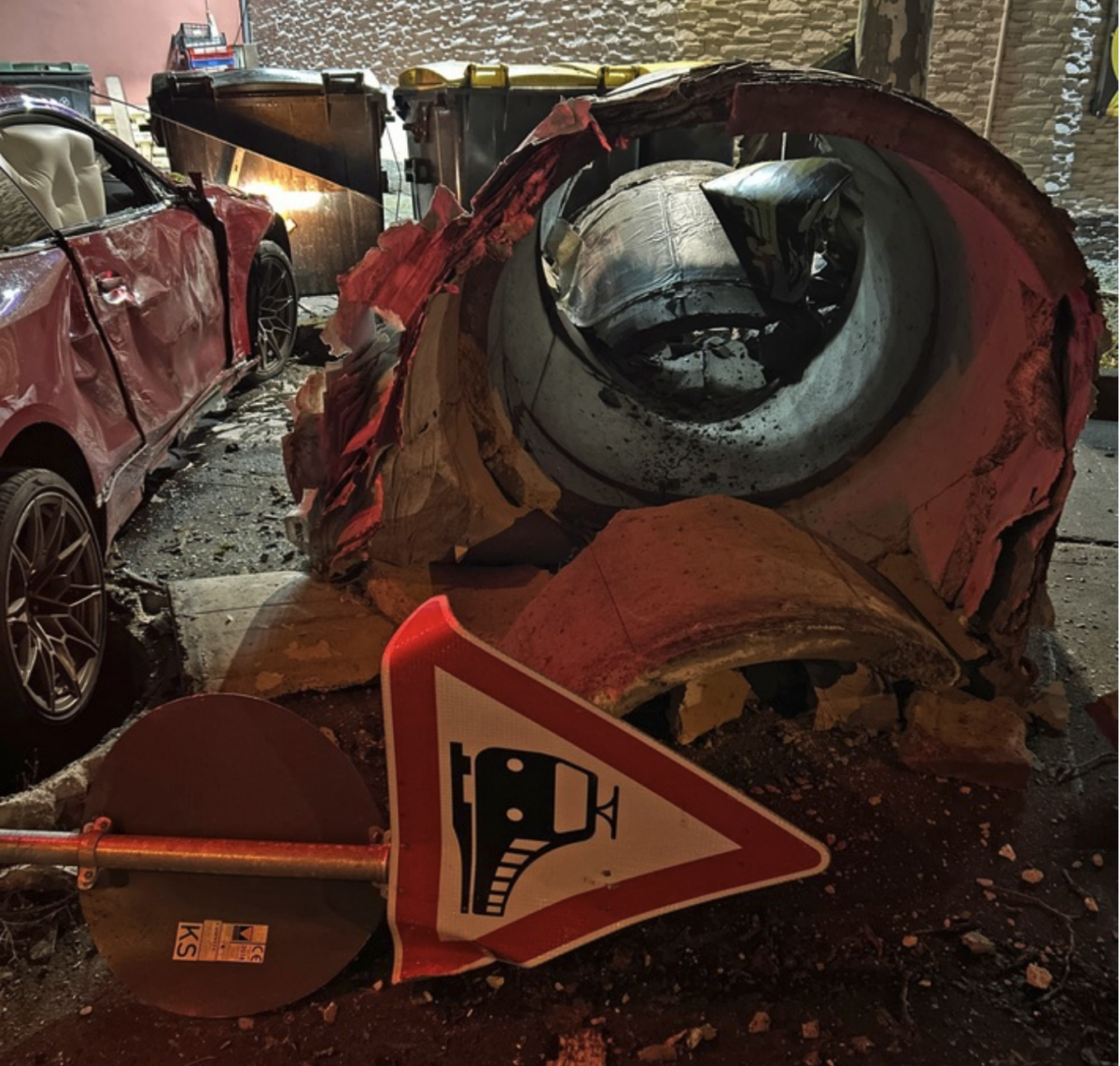 BMW M4 kracht gegen Litfaßsäule: Über 100.000 Euro Schaden bei Unfall!