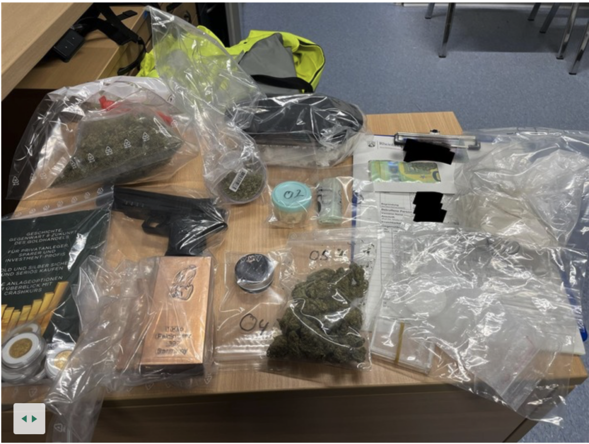 Wohnungsdurchsuchung bei einem Zusteller führt zum Auffinden einer Unmenge unterschlagener Postsendungen!