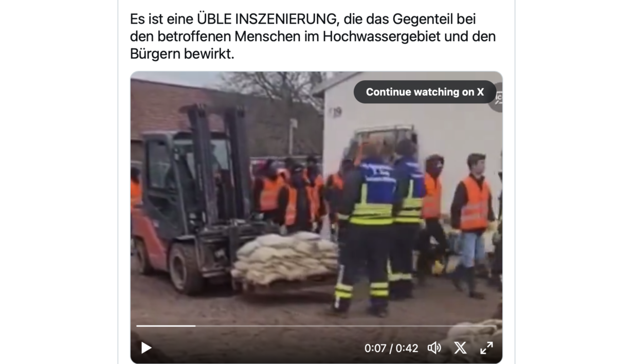 Politik wird immer peinlicher!!! Für den Olaf Scholz Hochwasser-Pressetermin wurden extra Facharbeiter für Sandsäcke zu füllen rekrutiert!