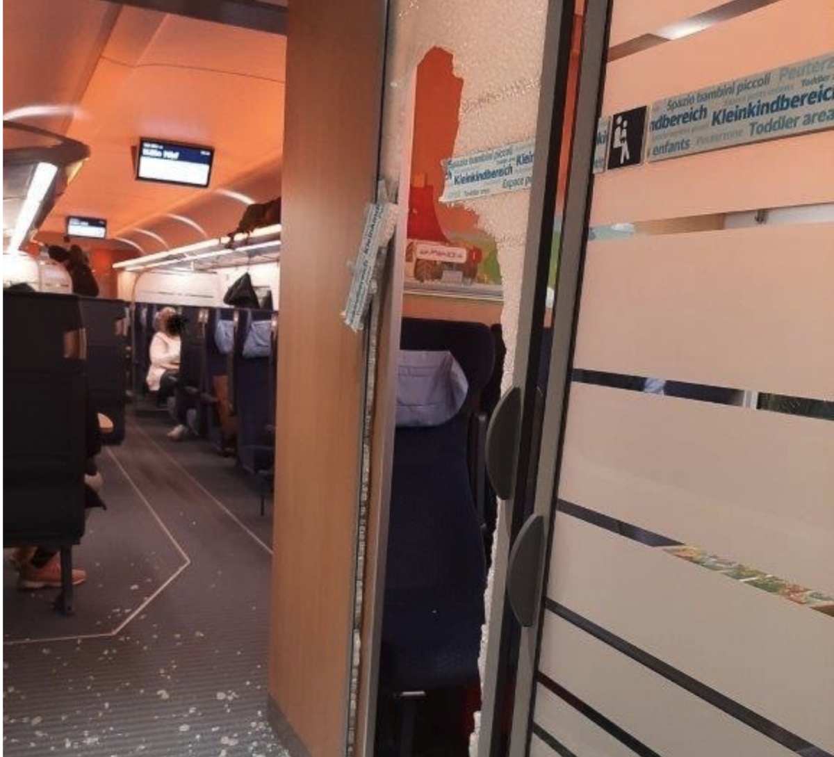 Ohne Fahrkarte im ICE; Mann rastet aus und schlägt mit Nothammer Scheiben ein!