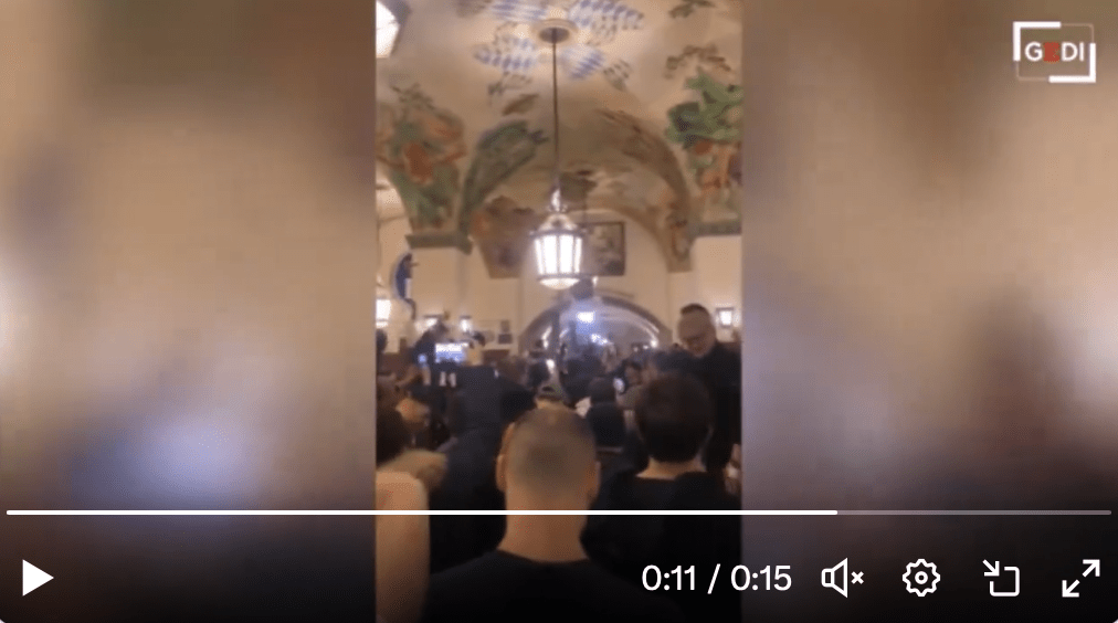 #SSLazio-Fans skandieren faschistische und pro-Mussolini-Parolen im Münchner Hofbräuhaus