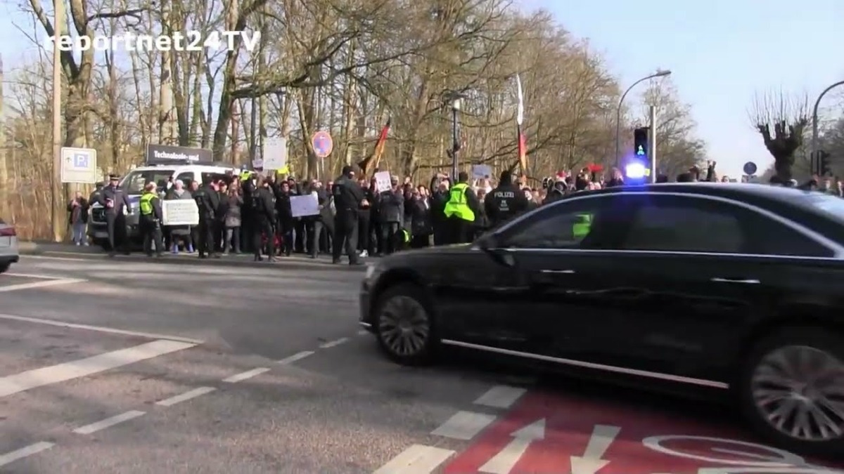 Außenministerin Baerbock in Neuruppin begleitet von Protest gegen Grüne!
