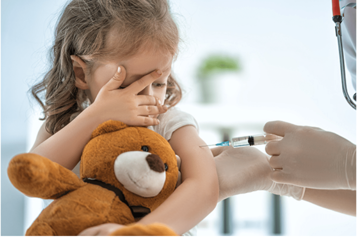 Bidens FDA überstürzte die Genehmigung von COVID-19-Impfstoffen für Kinder, trotz der Appelle von Experten nach mehr Zeit, um negative Auswirkungen zu untersuchen!