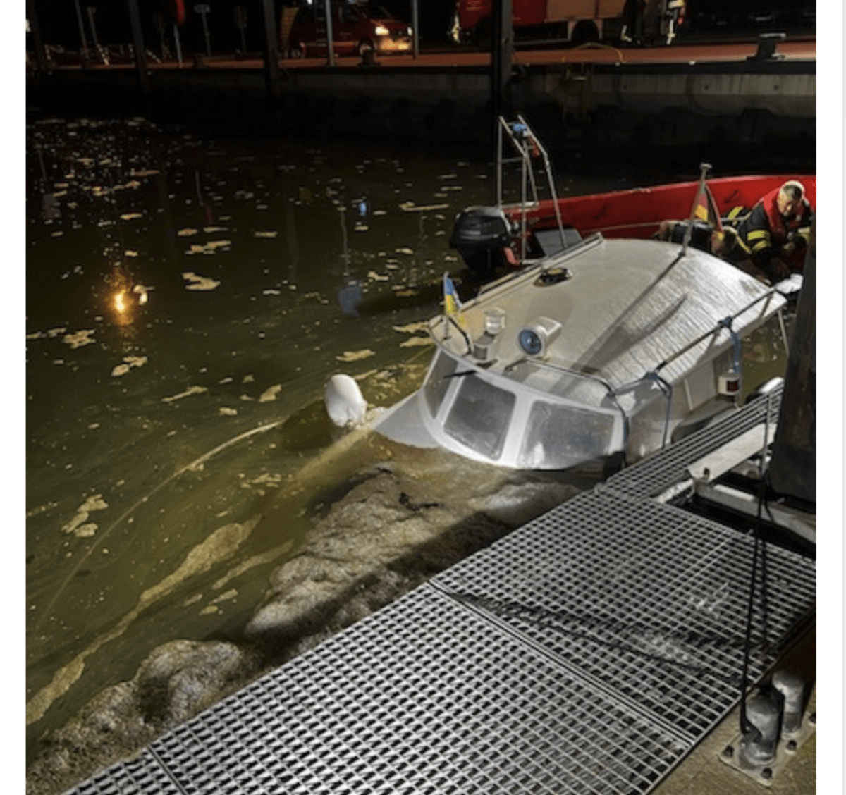 Gesunkenes Motorboot im Hafen Neßmersiel!