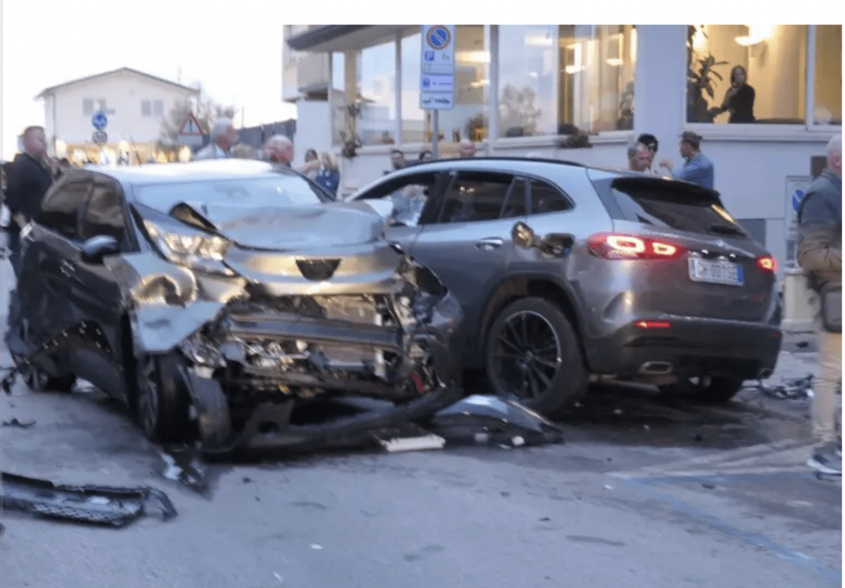 Auto erfasst 7 Menschen in Lucca, zwei Mädchen tot!