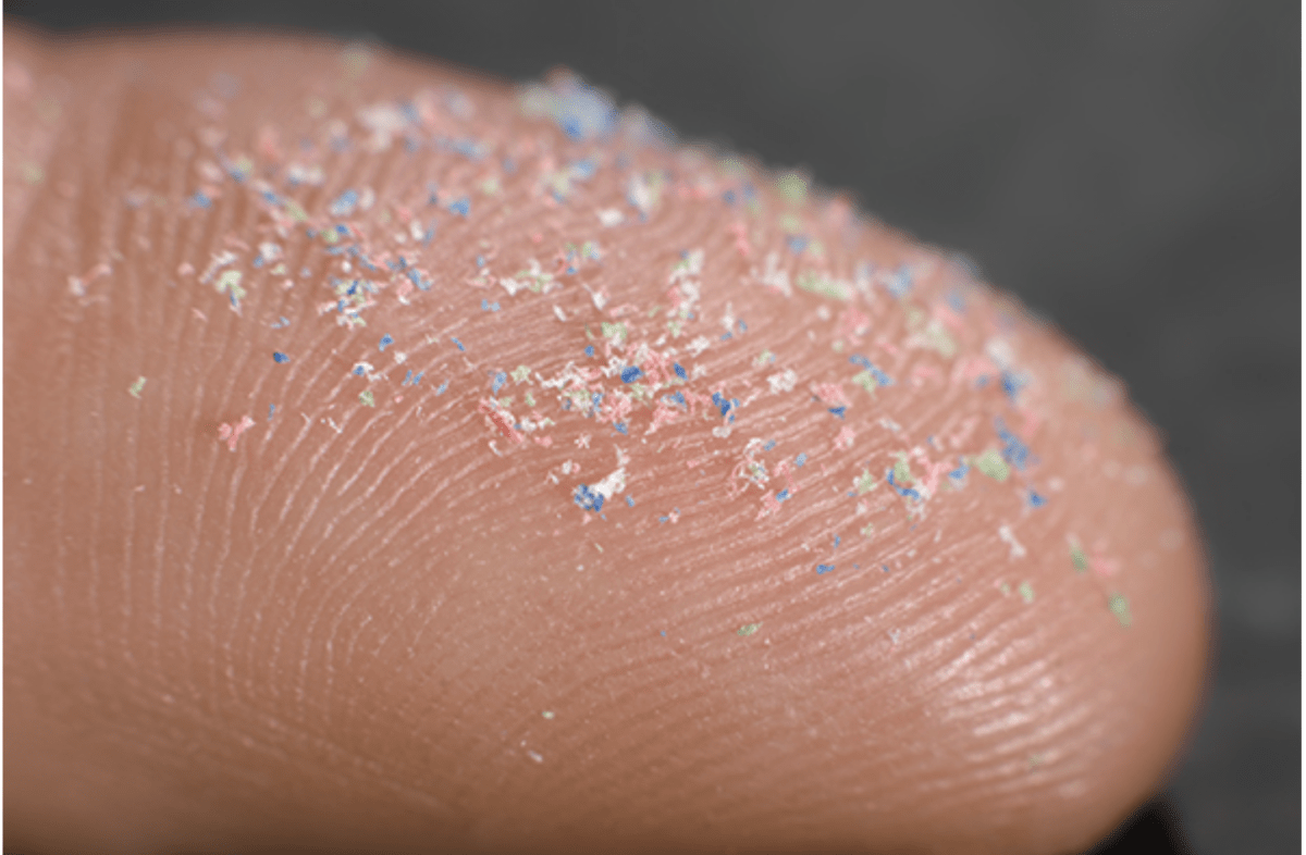 Neue wissenschaftliche Überprüfung zeigt, wie Alltagsgegenstände den menschlichen Körper mit Mikroplastik schädigen