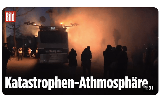 Berlin: Polizei stürmt Demo-Bus vor AfD-Wahlparty