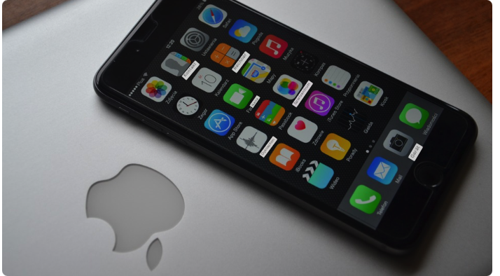 Trump droht mit einem Zoll von 25 % auf iPhones, wenn Apple die Produktion nicht in die USA verlagert.