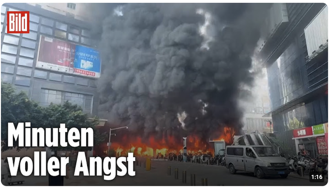 Chongqing, China: Plötzlich gerät ein Parkplatz in Flammen