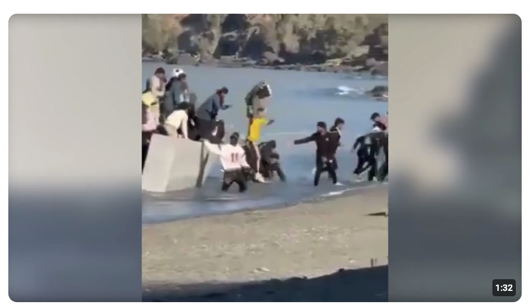 Dutzende Migranten springen von Boot und landen auf der griechischen Ferieninsel Kreta