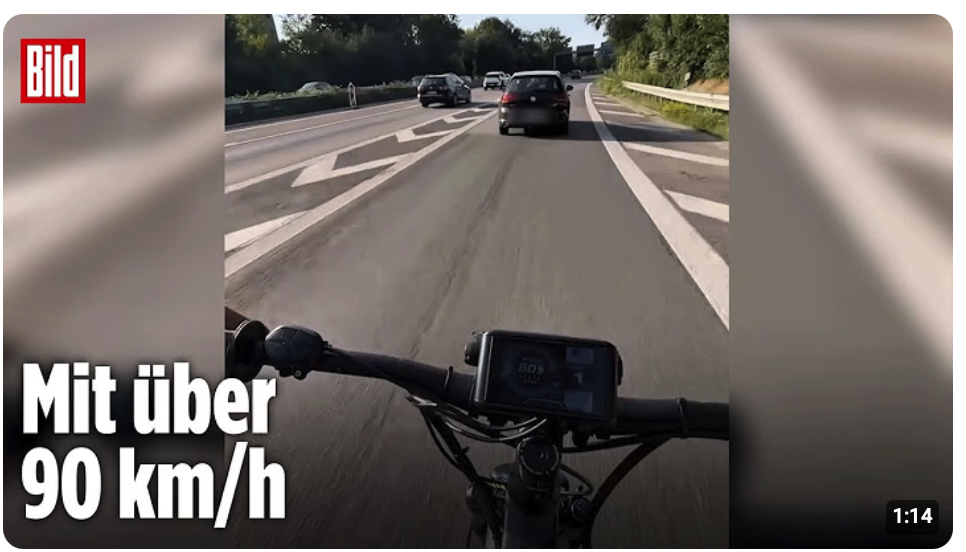 Radfahrer brettert mit E-Bike über die Autobahn