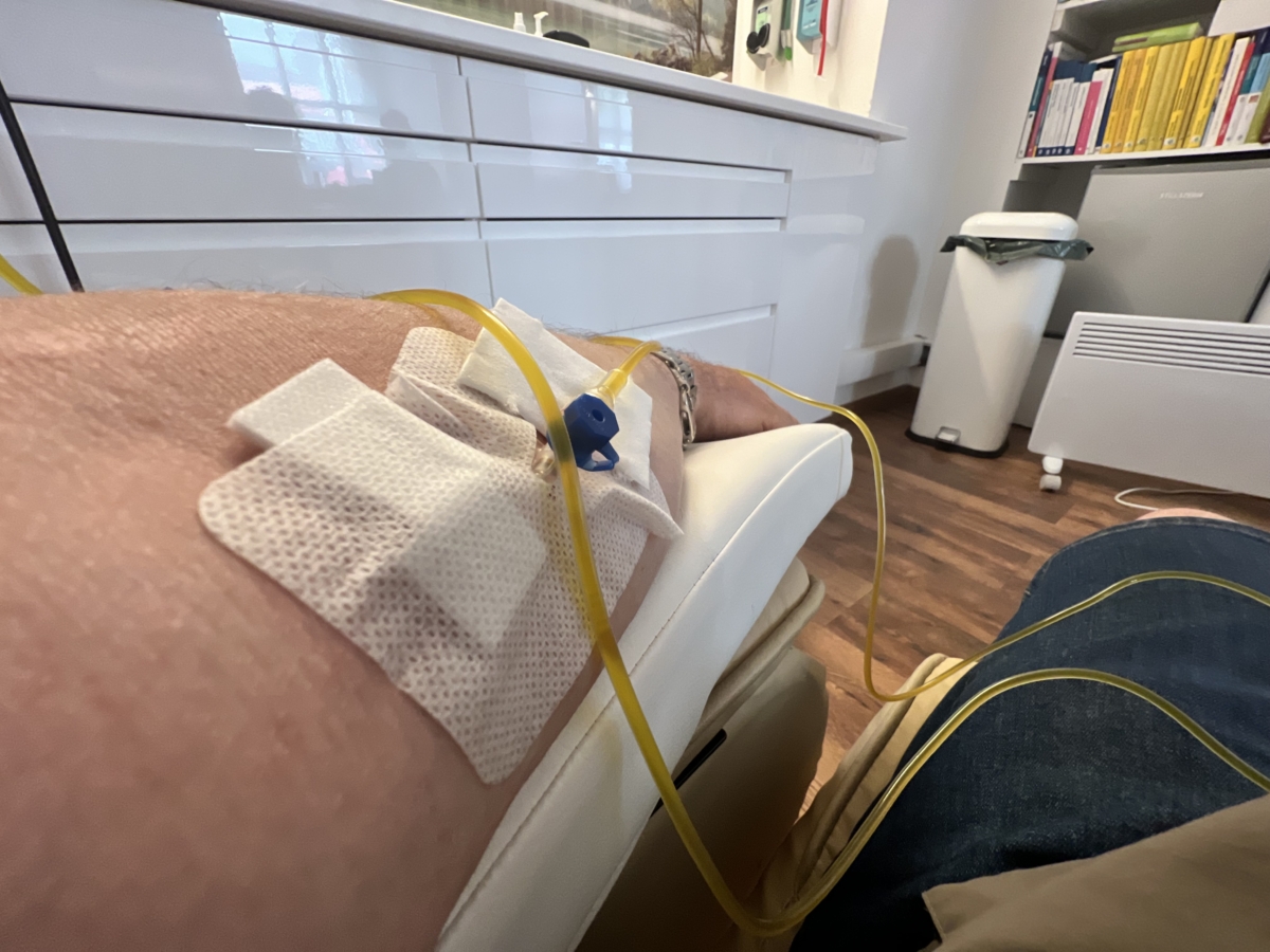 SKANDAL UM HEILPRAKTIKERIN C. SCHMOOK! GEFAHR FÜR PATIENTEN – INFUSIONEN OHNE AUFSICHT, GLEICHE NADEL MEHRFACH VERWENDET!