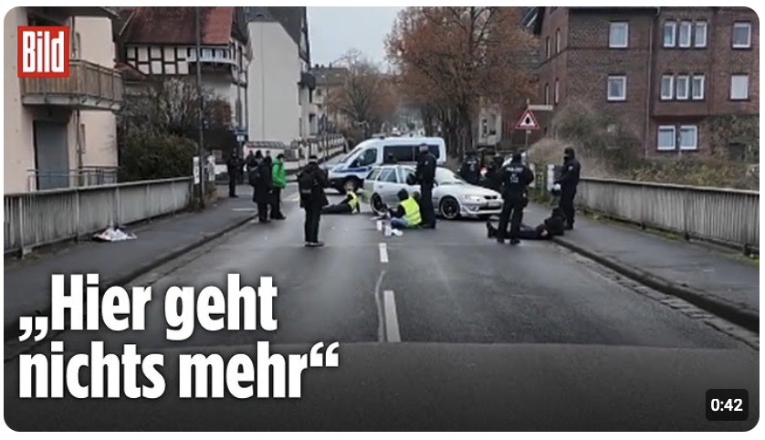 Demo in Gießen: Anti-AfD-Aktivisten kleben sich auf Straße fest