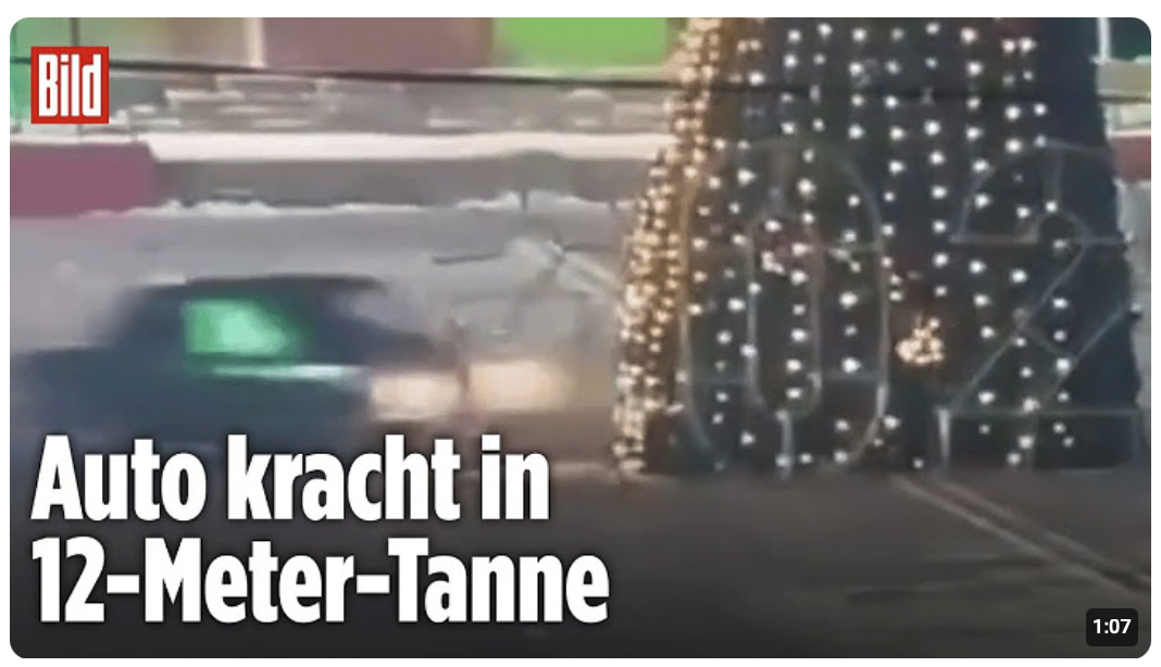 CHAOS AUF FESTPLATZ: Autofahrer rammt Weihnachtsbaum um