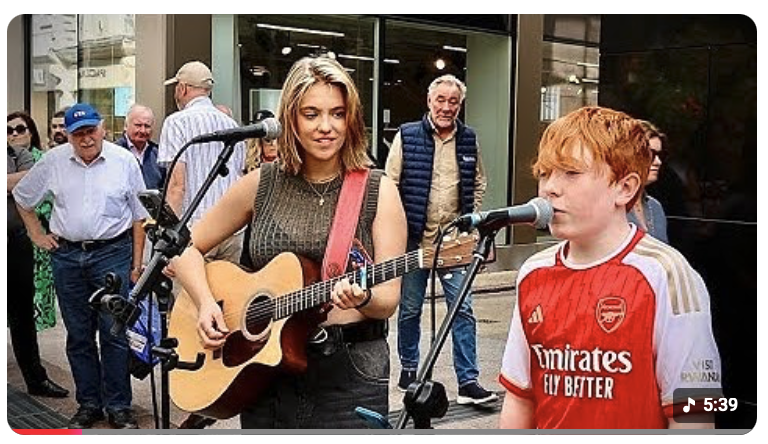 Ein unglaublicher 13-jähriger Junge mit einer fantastischen Stimme: „Hallelujah“ – ein Cover von Jeff Buckley und Allie Sherlock