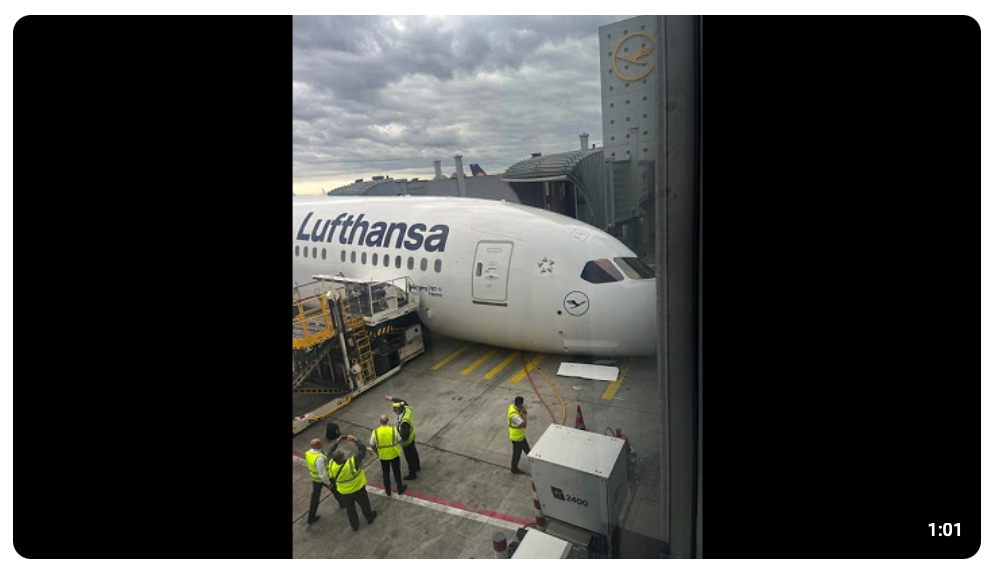 Flughafen Frankfurt: Lufthansa-Maschine bricht am Gate zusammen