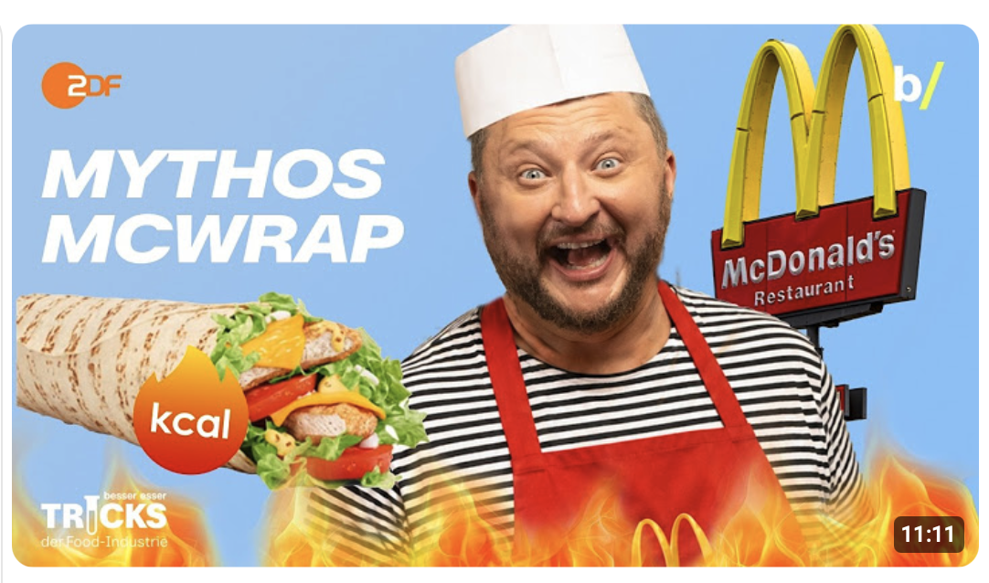 McDonald’s Manöver: Sebastian faltet den McWrap zusammen