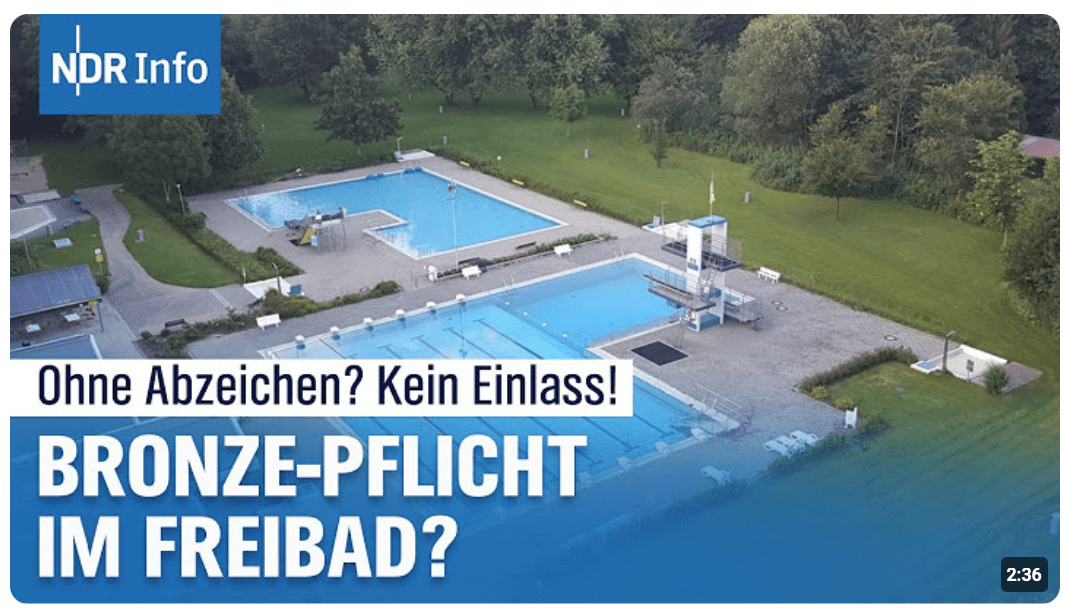 Harte Freibad-Regel im Sommer: Kommt dein Kind jetzt noch rein? | NDR Info